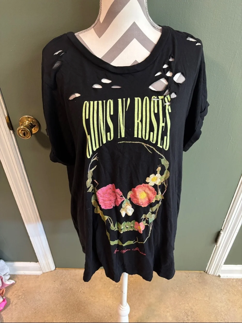 Guns N' Roses Black Floral Skull Distressed Short Sleeve Tee - Picture 1 of 1